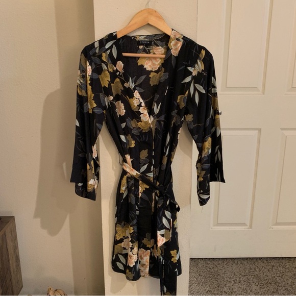 Storia Dark Blue Floral Satin Robe Size Small - Picture 2 of 5